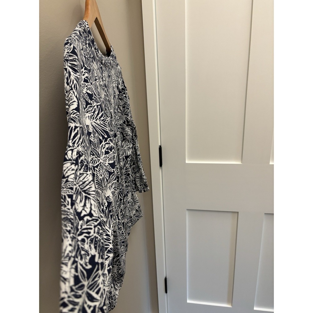 Anne Carson Top Womens M Navy White Leaf Rayon V-Neck Buttons Popover Summer - Picture 10 of 12